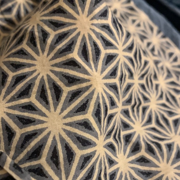 Geometric Patterned long Scarf - Picture 4 of 8